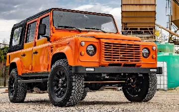 Тюнинг-ателье ECD презентовало классический Land Rover Defender с ярко оранжевым кузовом