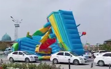 В Навои сильный ветер вынес детский батут на проезжую часть