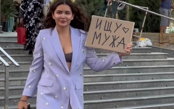 Внучка Ислама Каримова прошлась по Ташкенту с табличкой «Ищу мужа»